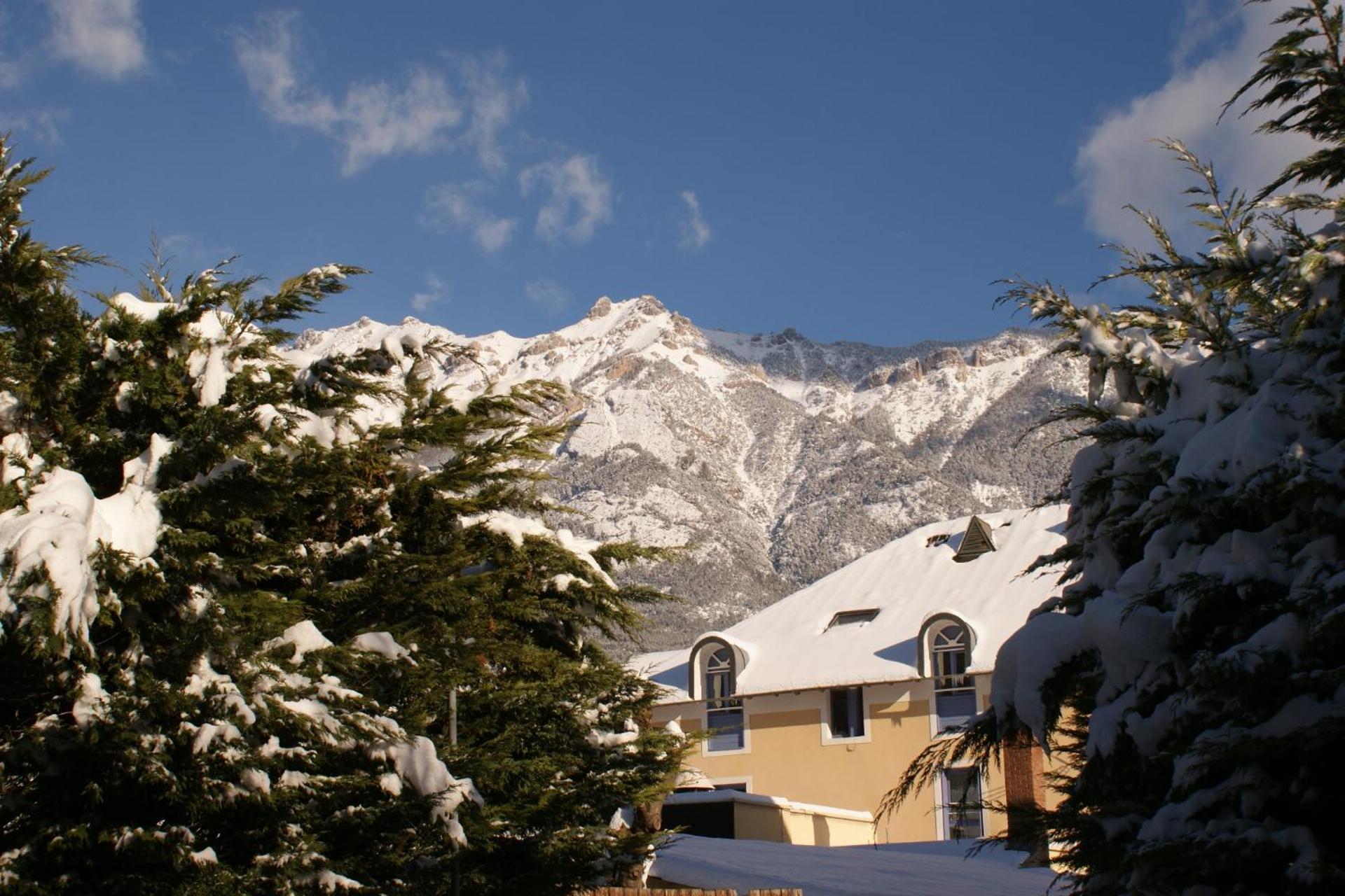 Hotel De La Gare Eygliers Exterior photo