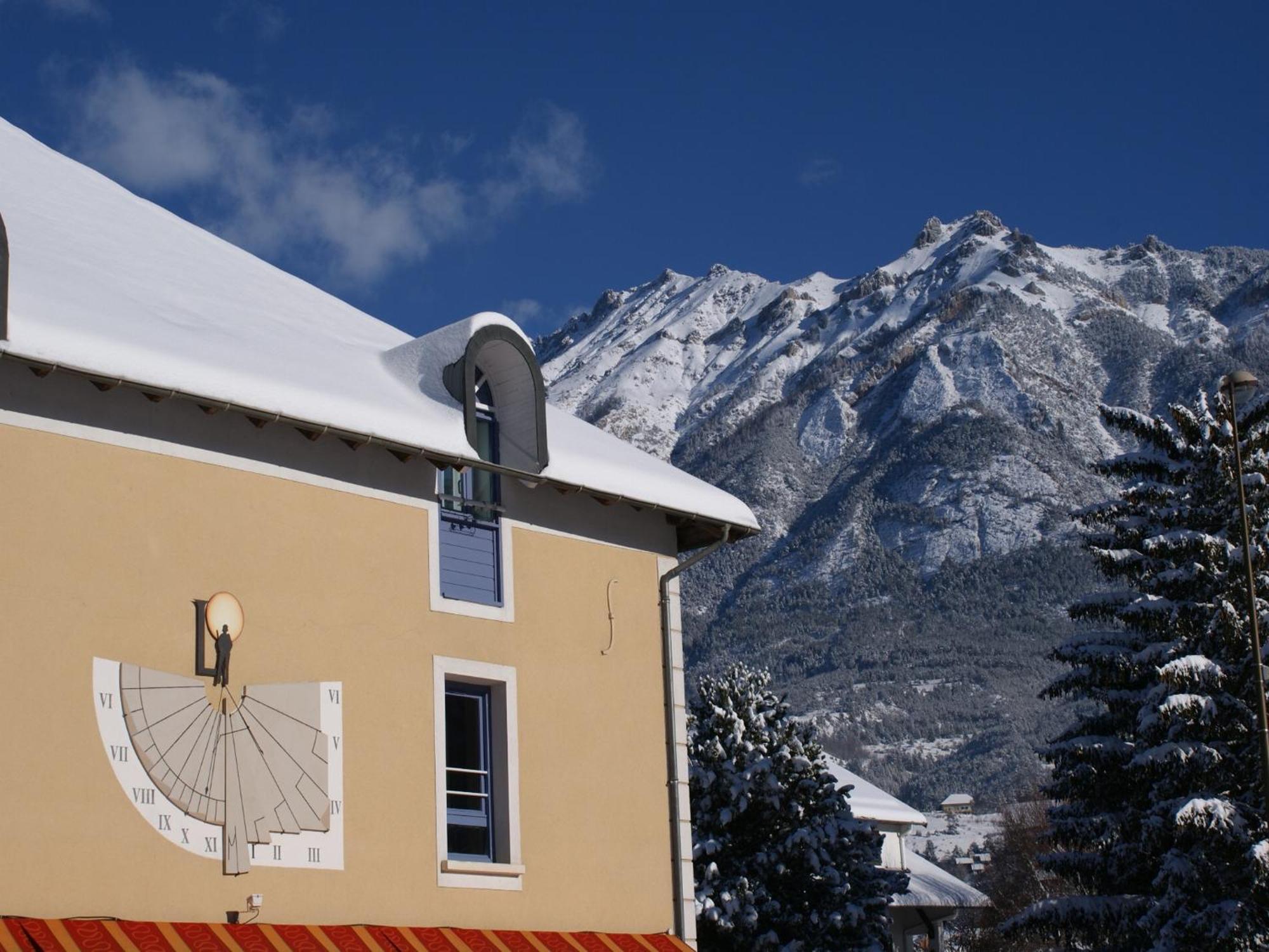 Hotel De La Gare Eygliers Exterior photo