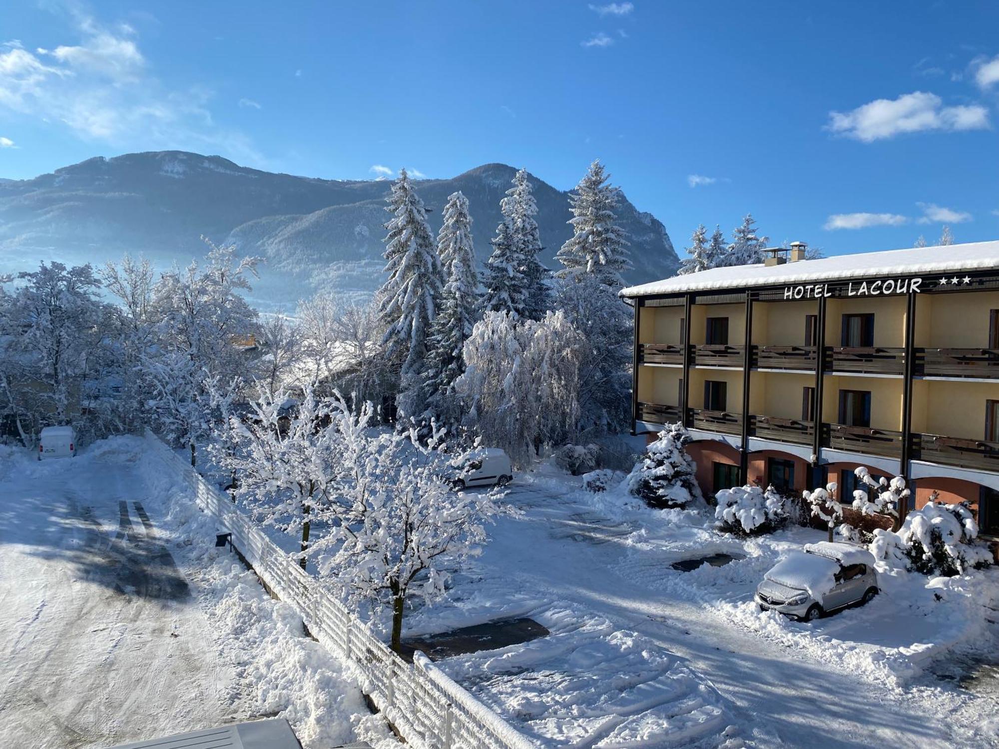 Hotel De La Gare Eygliers Exterior photo