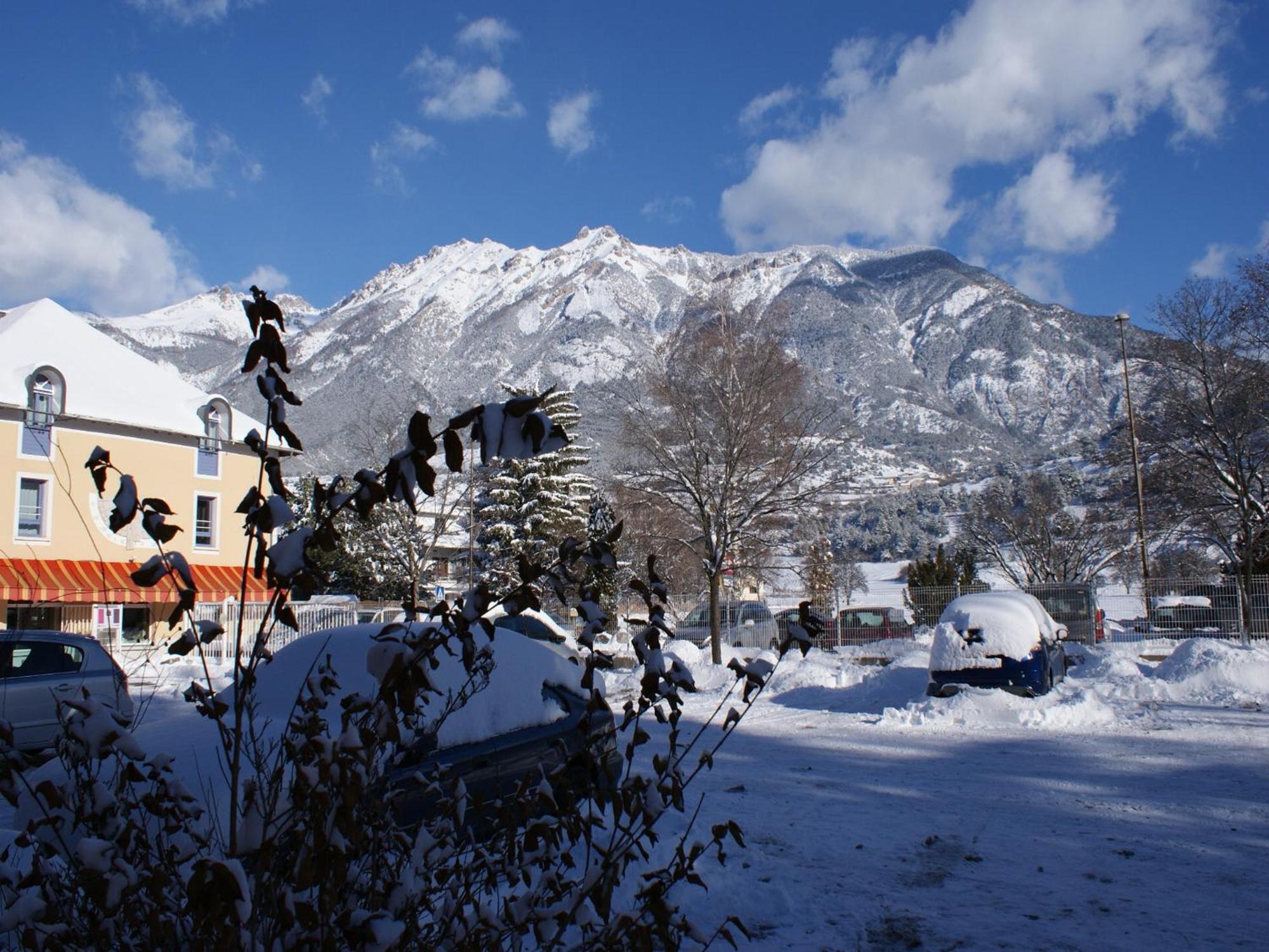 Hotel De La Gare Eygliers Exterior photo
